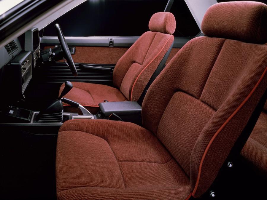 Интерьер Nissan Skyline 2000 Turbo RS Coupe (KDR30JFT) 1983 года  (фото 6 из 7)